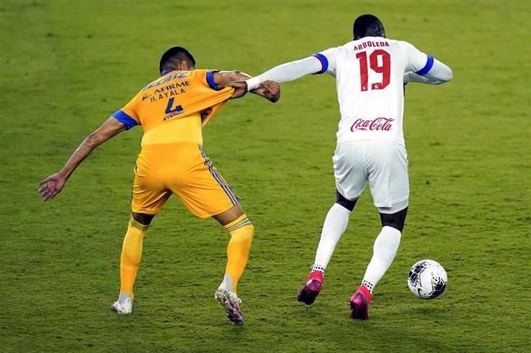 Los jugadores del Olimpia cometieron una gran cantidad de faltas.