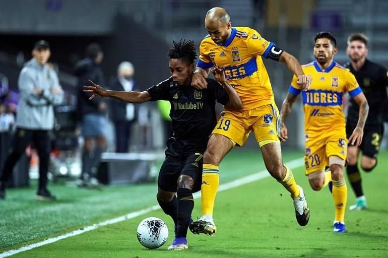 Fuerte la marca en la media cancha, donde el capitán felino Guido Pizarro siempre estuvo presente.