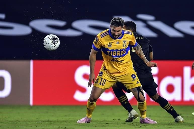 El francés André-pierre Gignac tocó poco la pelota durante el primer tiempo.