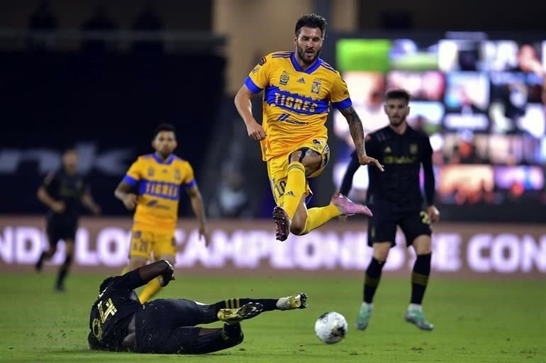 Gignac intenta por todos los medios, pero Los Ángeles ha ganado en defensa.