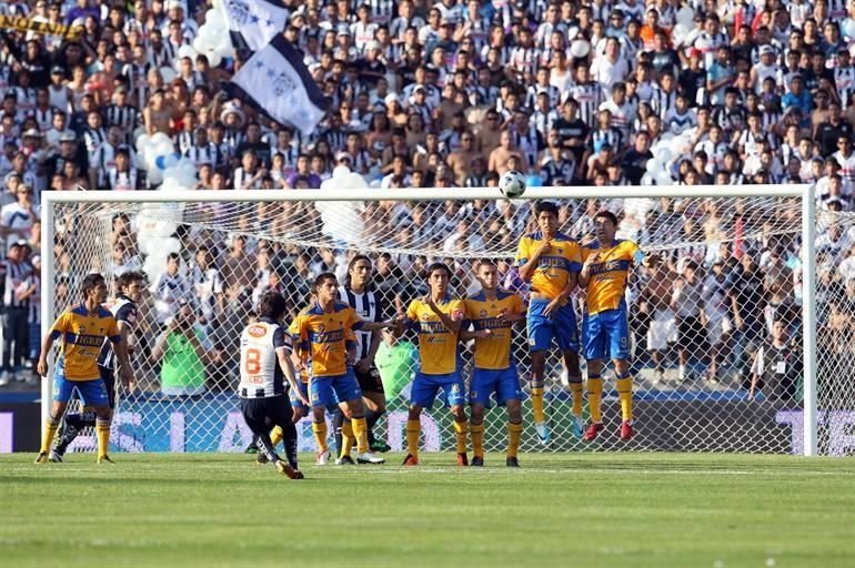 El 'Pechu' debutó con los felinos en el Apertura 2010 ante Santos, donde arrancó como titular y jugó los 90 minutos.