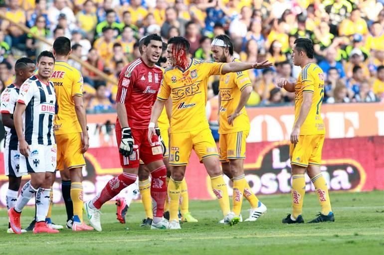 En más de una ocasión, Jorge Torres Nilo terminó ensangrentado por las jugadas y su estilo tan peculiar de defender la pelota a muerte.