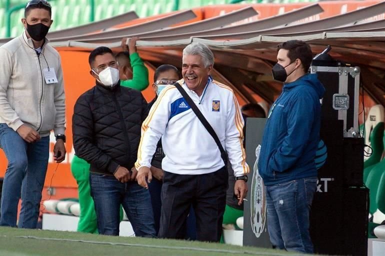 Antes del inicio del partido, a Ricardo Ferretti se le vio muy sonriente en el Estadio Corona.