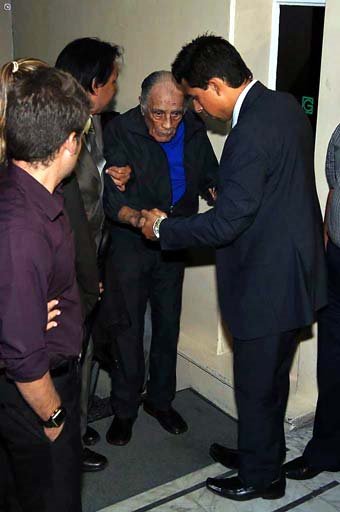 El legendario técnico de La Máquina, Ignacio Trelles, acompañó a la familia Flores en la funeraria.