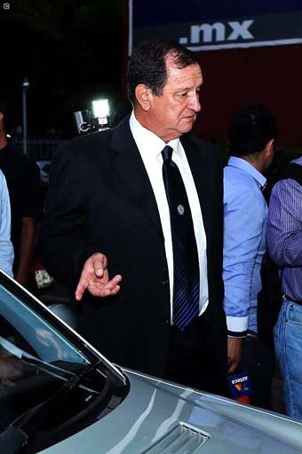 Enrique Meza, actual técnico de los Cementeros, acudió al velorio de quien trabajara en La Noria con los equipos de fuerzas básicas.