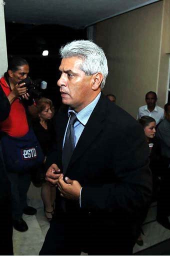 Con una apariencia de tranquilidad, Luis Flores, hermano de Nacho, fue captado por la lente de los periodistas gráficos que asistieron al lugar. 
