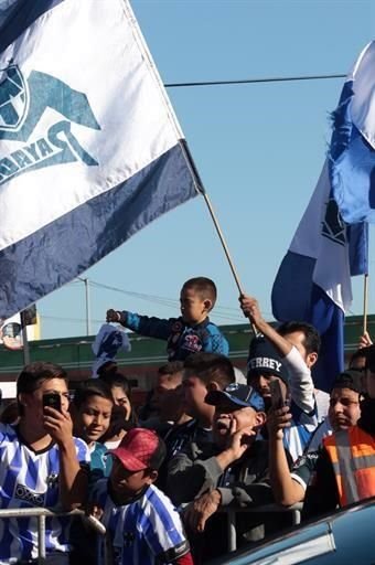 Los aficionados se dieron cita a los alrededores del Parque Fundidora para desfilar junto a sus Rayados.