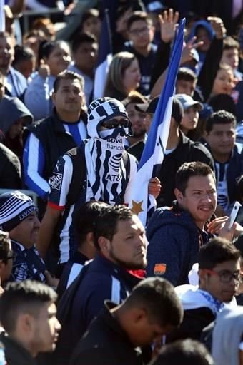 Mientras tanto, en la explanada del Estadio BBVA la afición espera al equipo regiomontano.