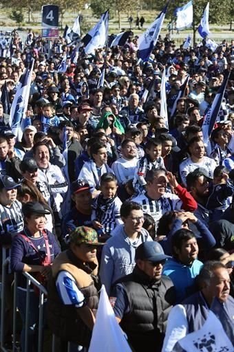 Mientras tanto, en la explanada del Estadio BBVA la afición espera al equipo regiomontano.