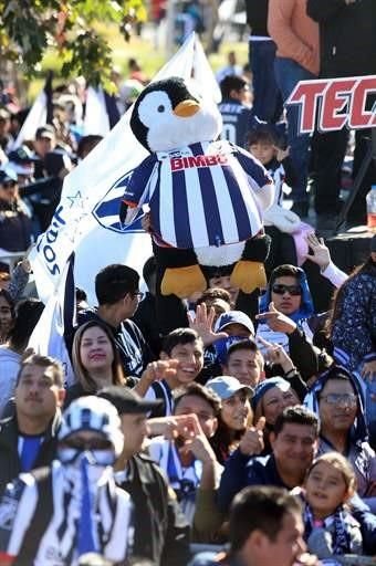 Mientras tanto, en la explanada del Estadio BBVA la afición espera al equipo regiomontano.