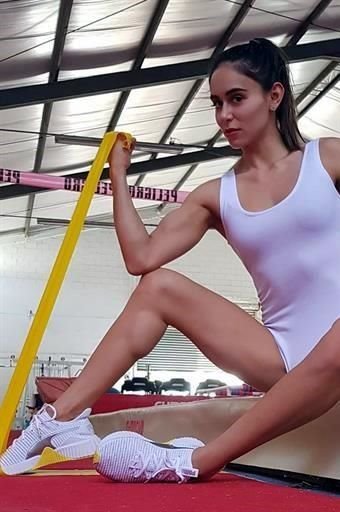 Elsa García realizando un entrenamiento anterior a base de ligas en el Regio Club.