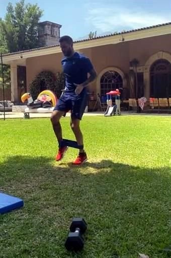 El francés André-pierre Gignac acelera el paso para cuando se reanude la Liga MX y presume sus ejercicios en sus historias de Instagram.