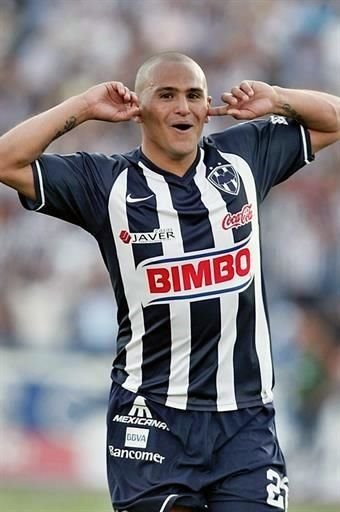 El 5 de abril del 2008, Humberto Suazo hizo 4 goles contra el Veracruz, en el partido de la Jornada 13 del Clausura.