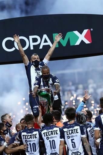 Dorlan Pabon recibió la Copa MX para festejar, pese a no haber jugado.