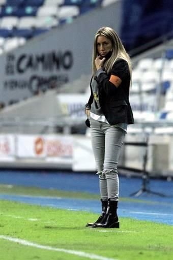 La DT de Pumas, Ileana Dávila, se mostró incrédula ante lo que veía en la cancha.