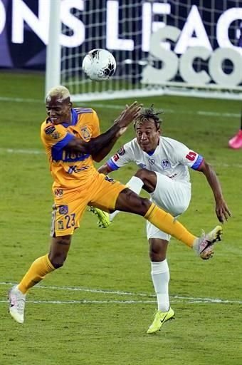 Luis Quiñones trata de ganar un balón.