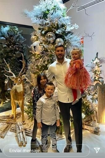 En compañía de sus hijos, el máximo anotador de Tigres André-pierre Gignac deseó una feliz Navidad a sus seguidores; además, le regaló una mini motocicleta a su hijo Edén.