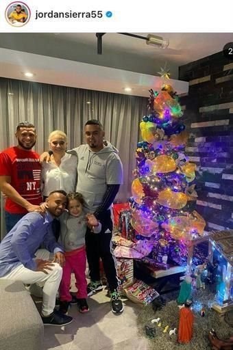 Junto a todos sus seres queridos, el ecuatoriano Jordan Sierra posó junto a su familia.