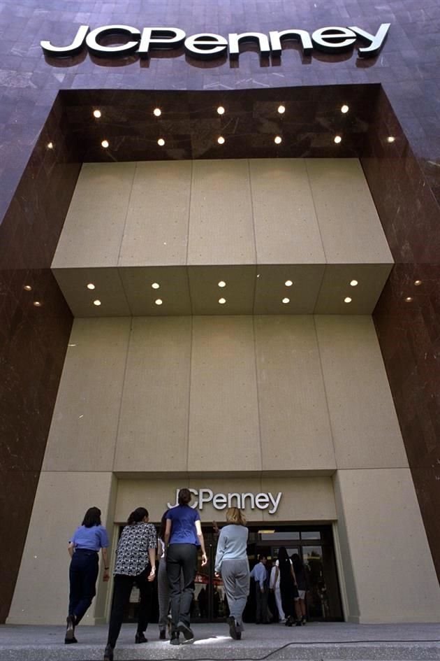 JC Penney ha cerrado 89 tiendas, ha anunciado 140 más para este año y despedido a 53 mil trabajadores.