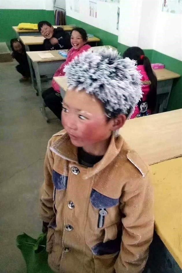 La foto del niño con el pelo congelado al llegar a su salón se volvió viral en las redes.