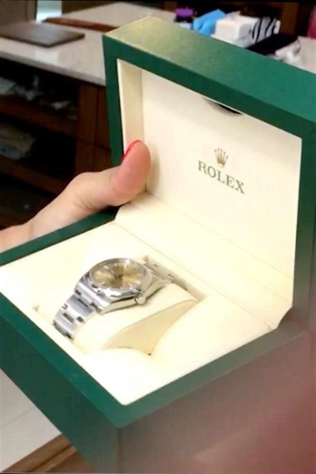El reloj Rolex Oyster Perpetual, en sitios de internet tiene un costo de unos 5 mil dólares, es decir, alrededor de 100 mil pesos.