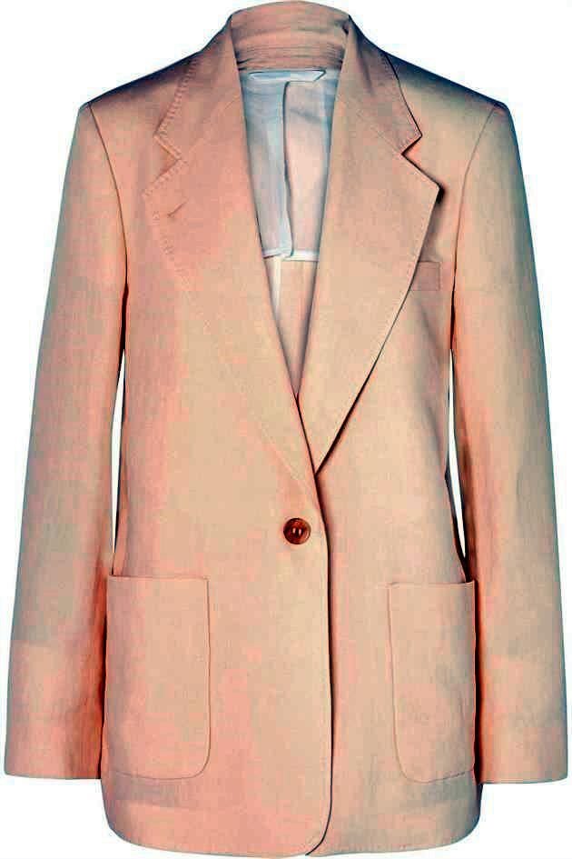 Classic style Un blazer nude no puede faltar en el guardarropa. Acne Studios cuenta con está prenda que le agrega un toque clásico al look. 750 dólares net-a-porter.com