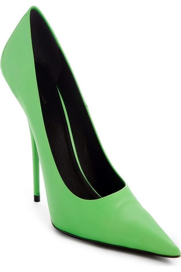 Neon heels El neón es uno de los colores de está primavera; lleva en tus pies los Square Knife Pumps de la firma Balenciaga. 950 dólares balenciaga.com