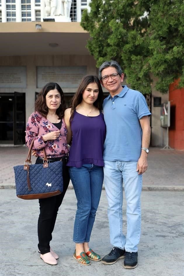 Adriana García, Natalia Santoyo y Filiberto Santoyo