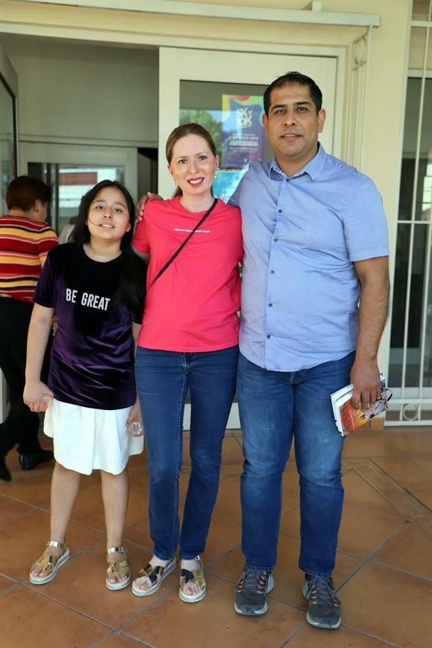 Andrea Montoya, Lily Santos y Agustín Montoya