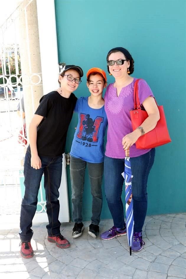 Vanessa Espinosa, Valeria Espinosa y Balbina Garza de Espinosa