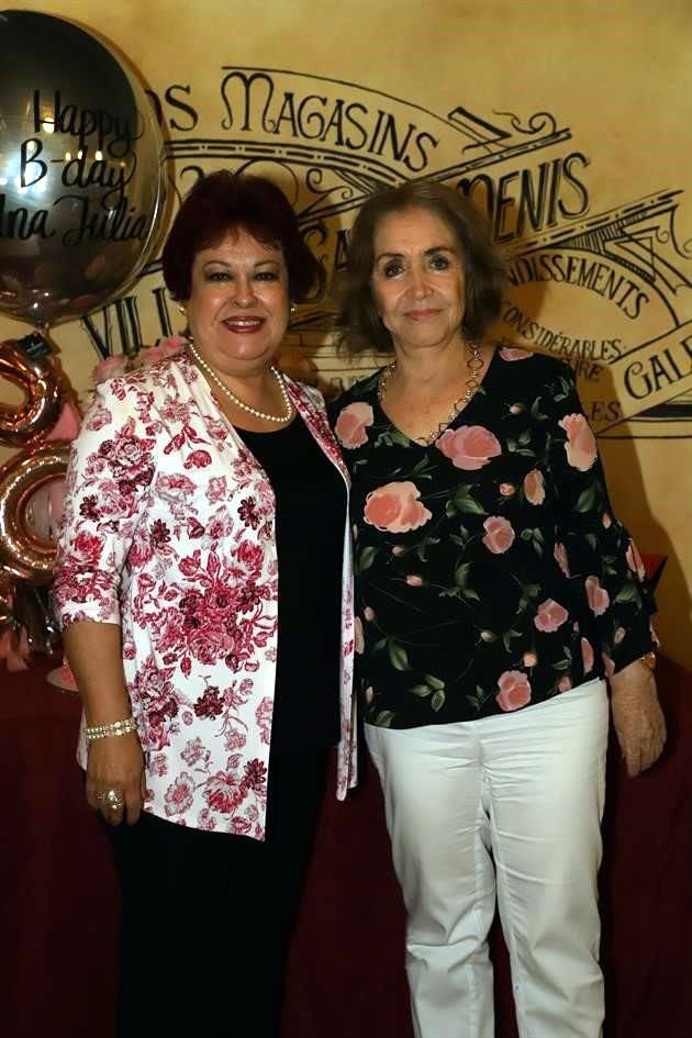 Carmen Hernández y Ofelia Tamez
