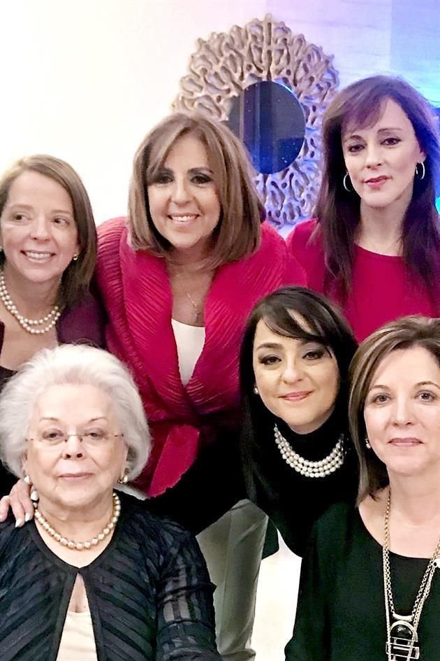 MARGOT CON SUS HIJAS. Pilar, Margarita, María Fernanda, Margot Poinsot de De la Garza, Isabel y Gabriela de la Garza Poinsot