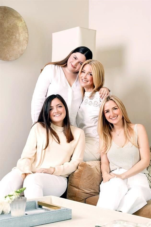 Balbina Herrera de Medrano con sus hijas Vera, Valeria y Balbina