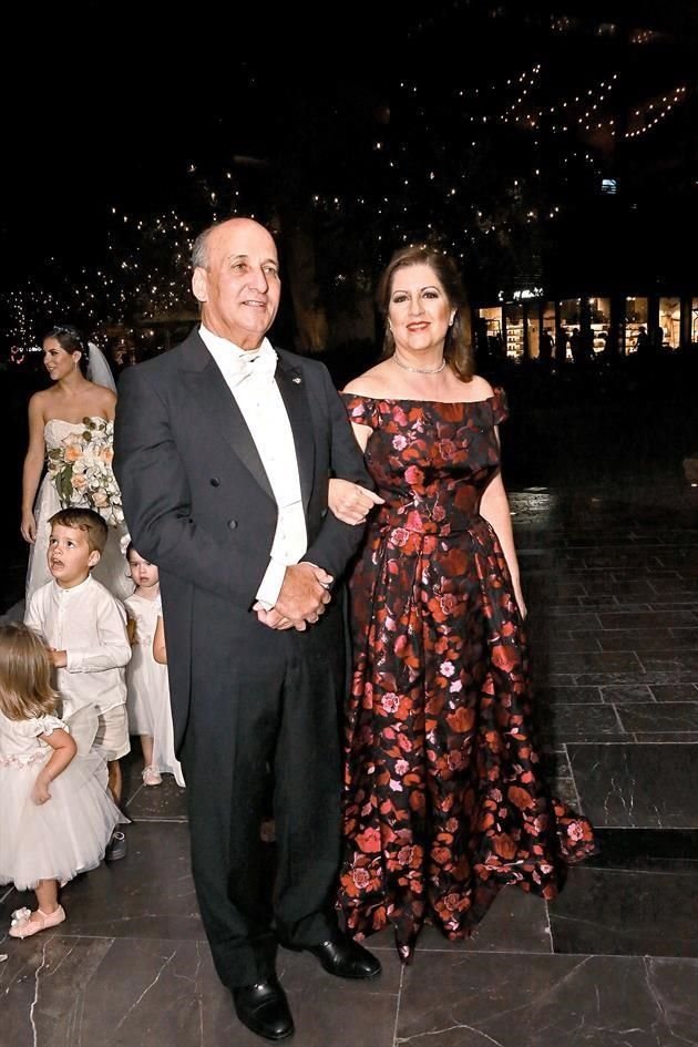 Artemio Garza Rodríguez, papá del novio con Bertha Benavides de Llaguno, mamá de la novia.