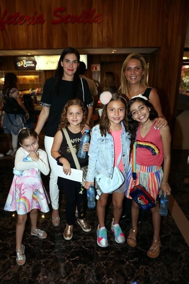 Cristina González de Assad y Marcela de Dovalina con Sofía Assad, Eva Dovalina, Gala Dovalina y Cristy Assad