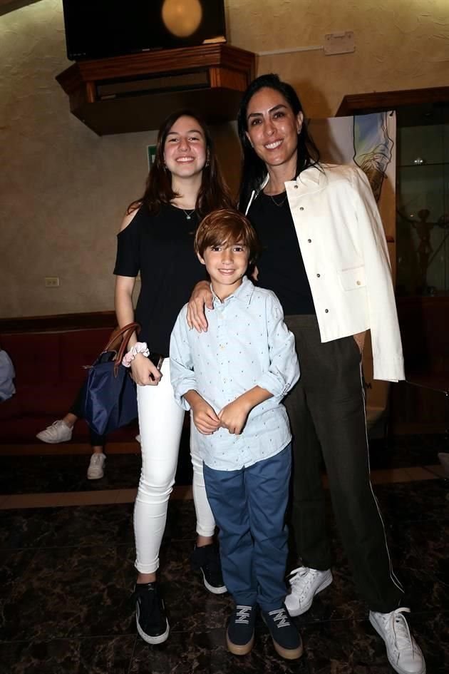 Brenda Knight de Barragán con Luisa y Matías Barragán