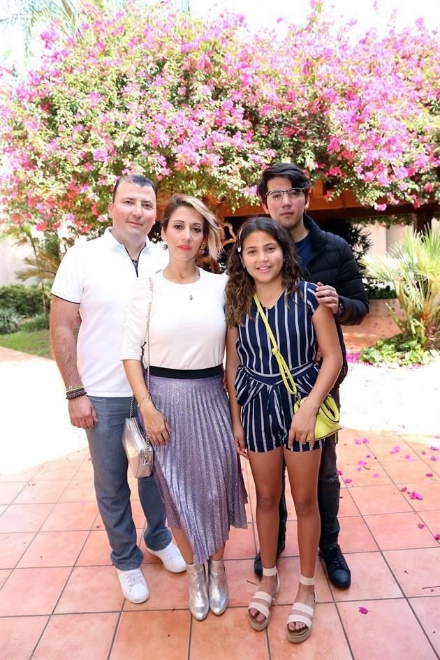 Oscar Villarreal y Marcela de Villarreal con Greta y Oscar Villarreal