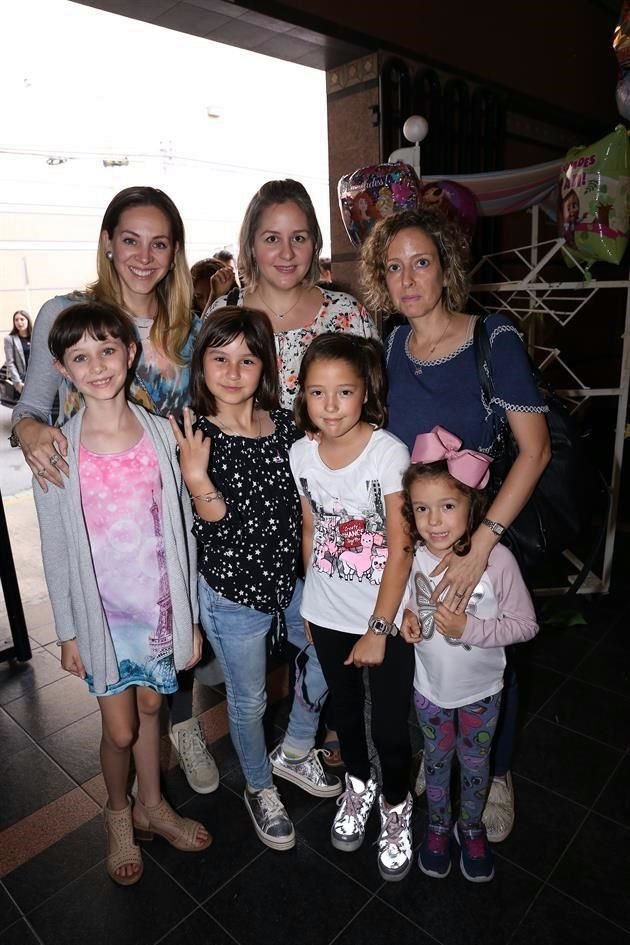 Lily Garza de Sada, Cristina Pro de Cantú, Rosario de González, Regina María Sada Garza, Paola Cantú, María Regina González y Sofía González