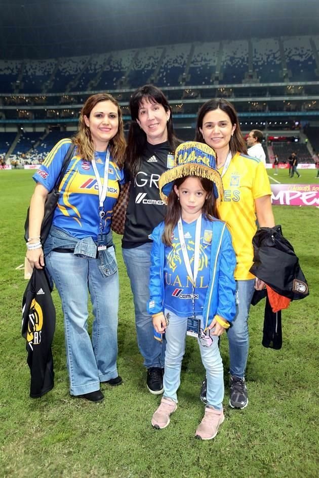 Monica Carvajal, Roberta Belden de Garza, Ana Gaby de León de Doehner y Miranda Doehner