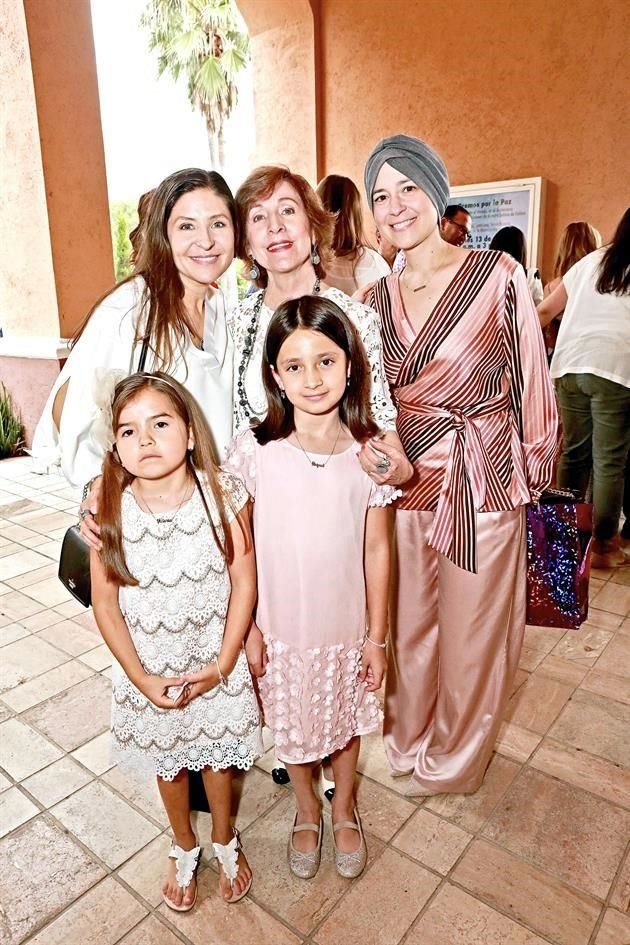 Érika Lankenau de Ortiz, María del Rosario Elizondo de Lankenau, Raquel Ramírez, Victoria Lankenau y Raquel Montemayor