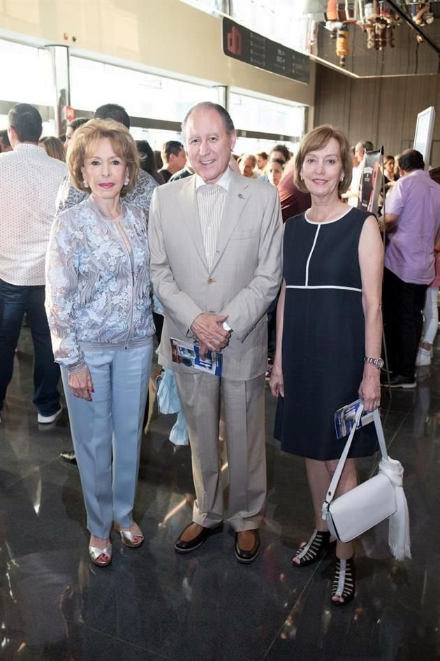 Yolanda Santos, Alberto de la Garza Evia y Carmen Páez de De la Garza