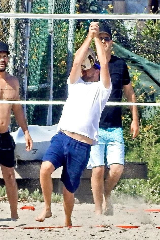 Leonardo DiCaprio recibió un golpe al jugar voleibol en la playa.