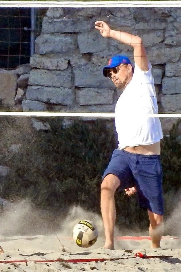 Leonardo DiCaprio recibió un golpe al jugar voleibol en la playa.