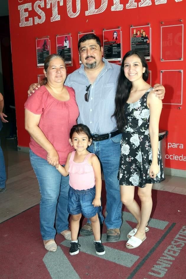 Sonia Rodríguez, Juan Carlos Miranda, Patricia Miranda y Camila Miranda