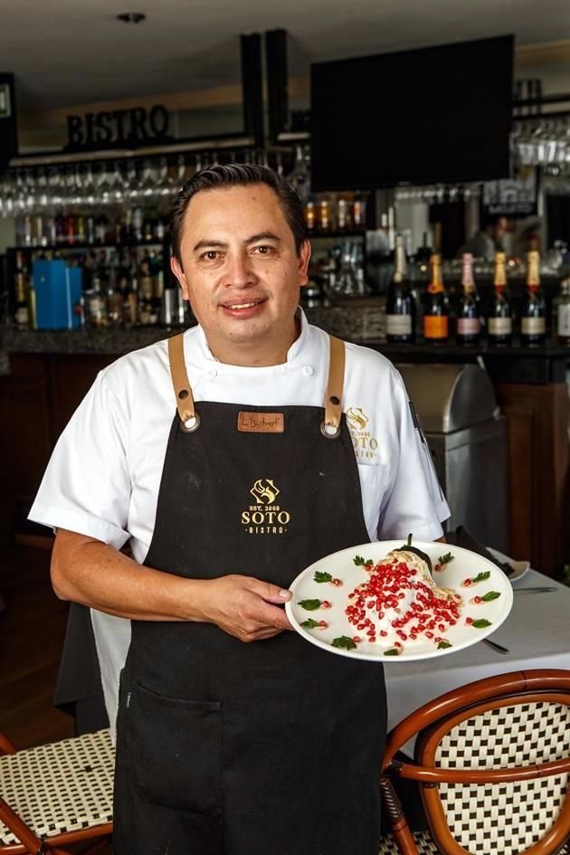 Berny Soto, chef propietario de Soto Bistro, es un maestro al preparar chiles en nogada.