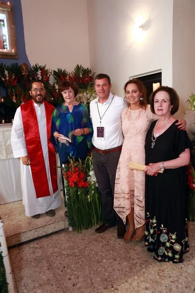 Presbítero José Suárez, Margarita Milmo, Brandon Milmo, Catalina Macías de Milmo y Patricia Milmo