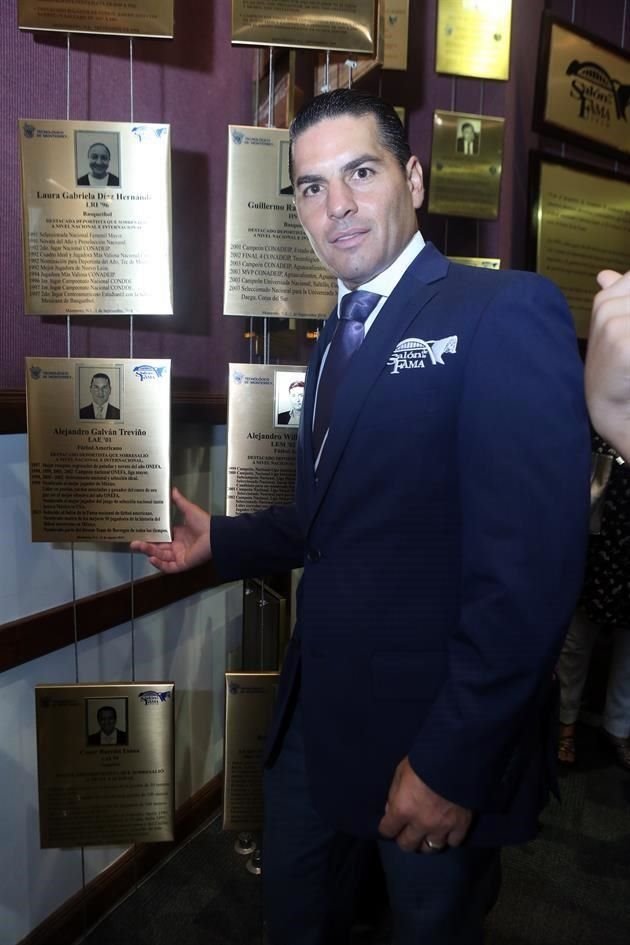Alejandro Galván junto a su placa que lo hace inmortal del Salón de la Fama