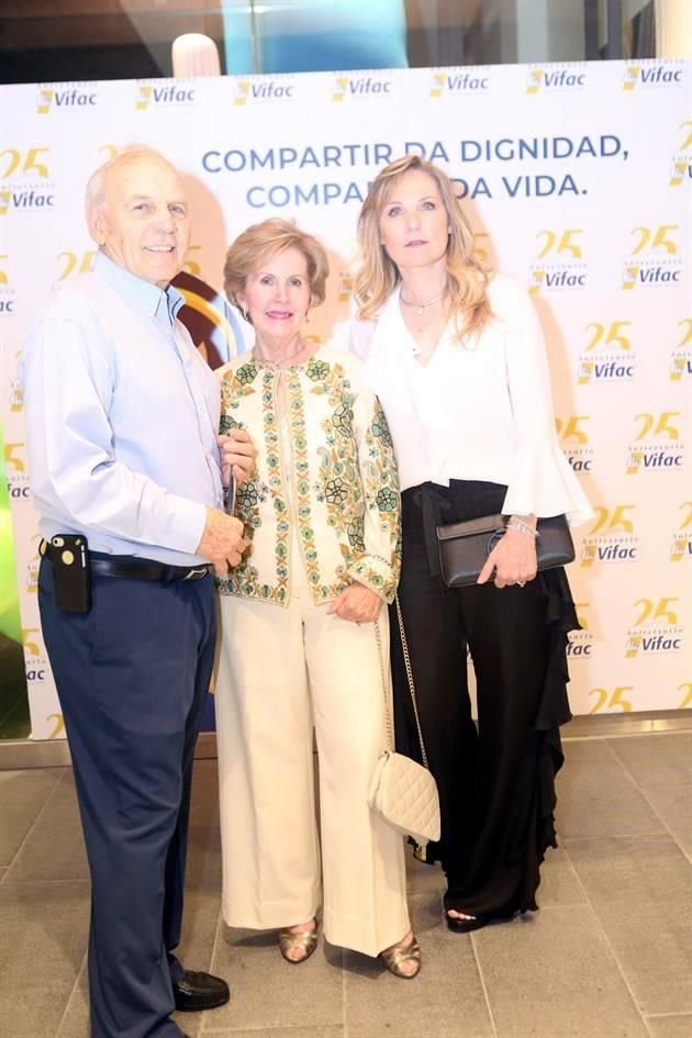 Fausto Ibarra, Julia de la Garza de Ibarra y Adriana Ibarra de Bremer