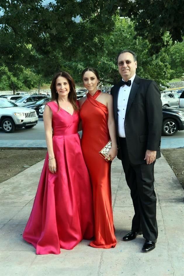 Lorena Ballesteros de Reyes, Eugenia Reyes de Zubieta y Jorge Reyes