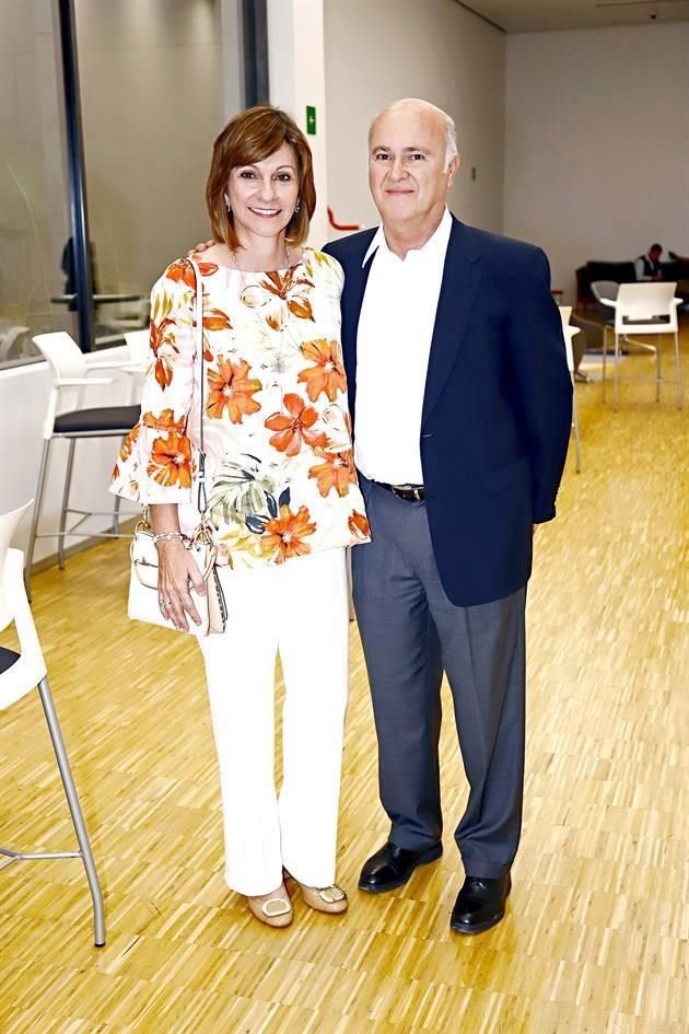 Silvia Treviño de González y Luis Lauro González